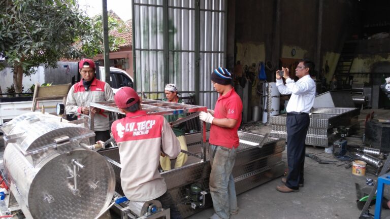 foto bengkel dan tim bikin mesin